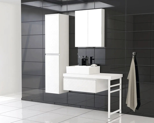 Baie modernă cu lavoar, dulap inferior, dulap cu oglindă și dulap înalt