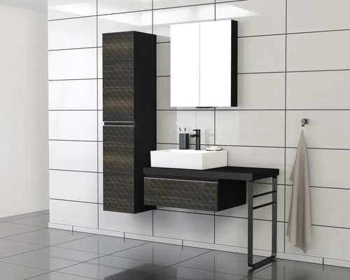 Baie cu lavoar, dulap cu oglindă și dulap înalt cu aspect de lemn închis la culoare