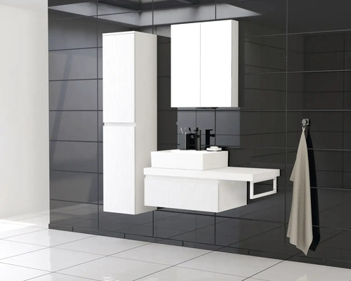 Baie modernă cu lavoar alb, dulap cu oglindă și dulap înalt pe fundal de faianță închisă la culoare.