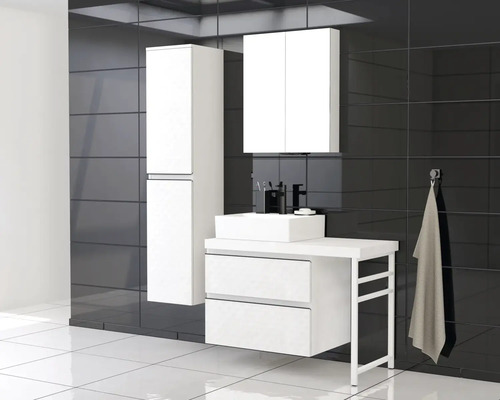 Baie cu dulap sub lavoar, dulap cu oglindă și dulap înalt în fața plăcilor întunecate