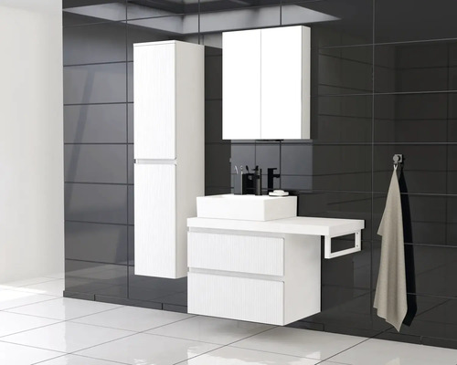 Baie cu dulap sub lavoar, dulap înalt și dulap cu oglindă în fața unui perete negru