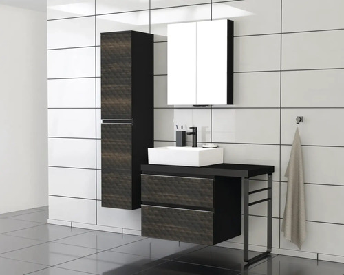 Baie cu lavoar, dulap cu oglindă și dulap înalt