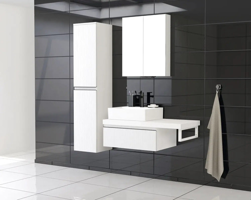 Set de baie modern cu lavoar, dulap cu oglindă și dulap înalt