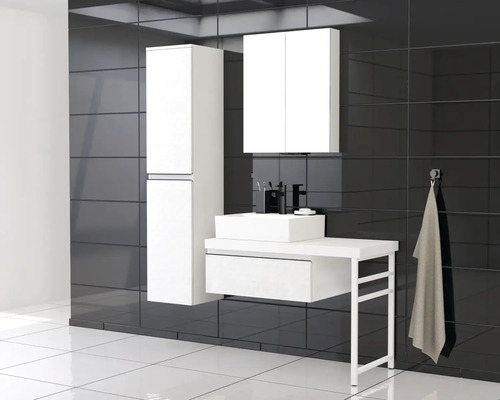 Baie modernă cu dulap sub lavoar, dulap cu oglindă și dulap înalt