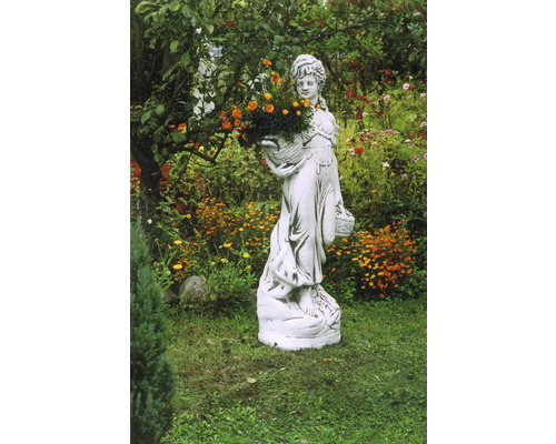 Figurină decorativă de grădină cu coșuri de flori într-o grădină luxuriantă