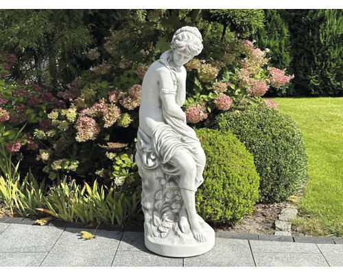 Figurină de femeie așezată ca decorațiune de grădină