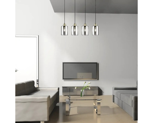 Living cu lumini suspendate, canapea, măsuță de cafea și televizor