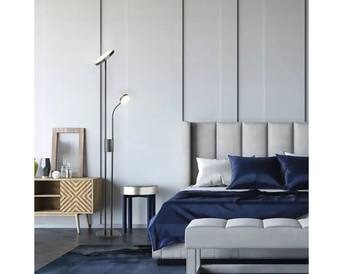 Dormitor cu pat dublu, noptieră și lampadar