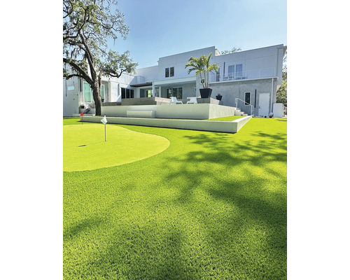 Scenă cu o casă modernă și un teren de golf verde