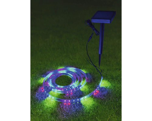 Șir de lumini solare cu țăruș de pământ pe gazon