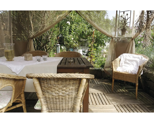 Foișor de grădină cu podea din lemn, masă, scaune și decorațiuni pentru o atmosferă relaxantă în aer liber