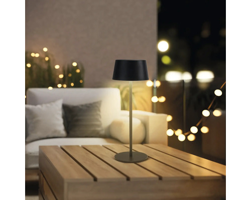 Lampă de masă decorativă pe o masă de lemn afară