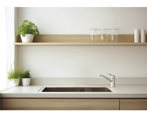 Bucătărie luminoasă cu chiuvetă, robinet și raft de lemn