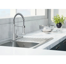 Scenă de bucătărie cu chiuvetă și robinet cu arc spiralat