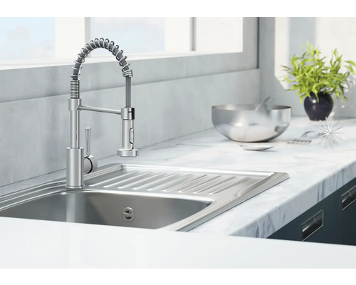 Scenă de bucătărie cu chiuvetă și robinet cu arc spiralat