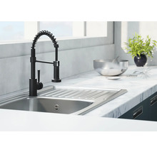Chiuvetă de bucătărie cu robinet negru și arc flexibil