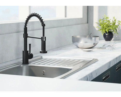 Chiuvetă de bucătărie cu robinet negru și arc flexibil
