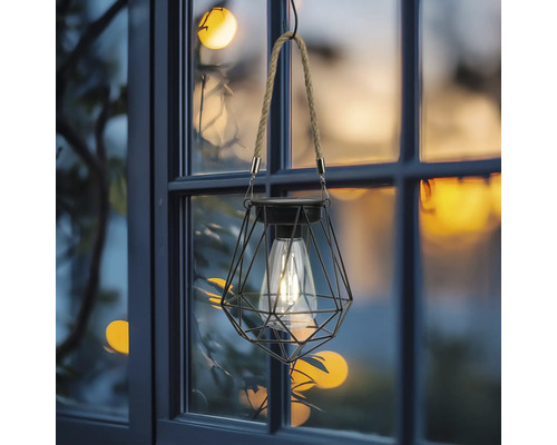 Lampă solară decorativă cu suspensie din sfoară și cadru metalic geometric