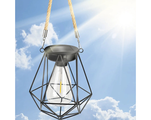 Lampă solară cu abajur geometric și suspensie din frânghie pe fundal de cer albastru