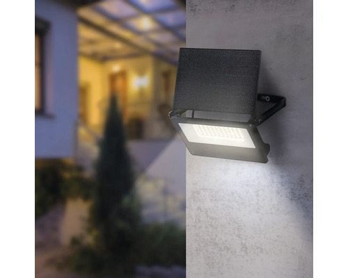 Reflector LED de exterior pentru montare pe perete cu senzor de lumină