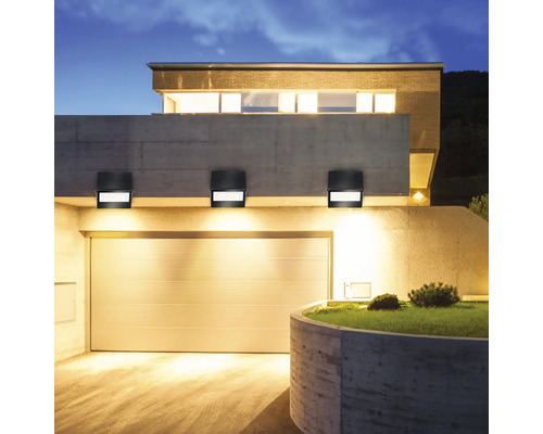 Fațadă de casă cu garaj și trei lămpi de perete negre