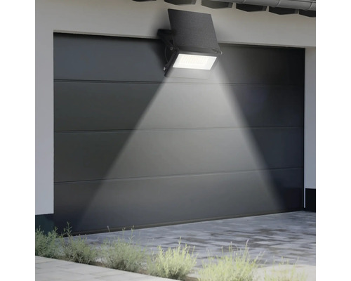 Reflector LED de exterior pe un perete de garaj