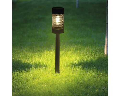 Lampă decorativă de grădină din metal pe un gazon.
