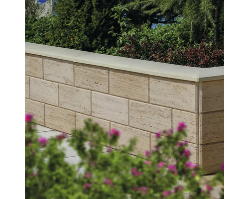 Zid din cărămizi de travertin în grădină