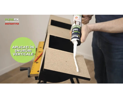 Aplicare adeziv pe o componentă din lemn