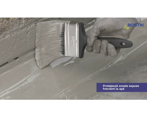 Aplicarea unui material de etanșare cu o pensulă