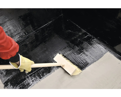 Aplicarea plasticului lichid cu o pensulă plată pe o suprafață