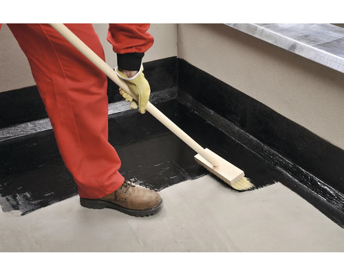 Aplicarea șlamului de etanșare cu o perie plată în interior