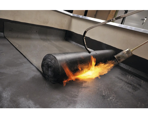 Membrană bituminoasă sudată cu arzător cu gaz.