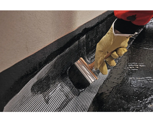 Aplicarea etanșării bituminoase pe o țesătură cu o pensulă