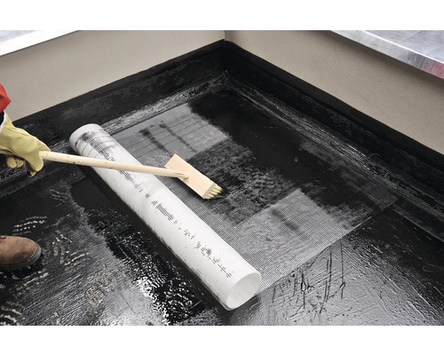 Aplicarea materialului de etanșare cu țesătură de armare și pensulă.