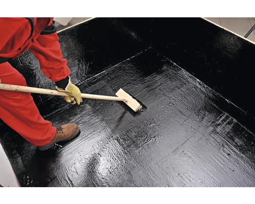 Aplicarea etanșării bituminoase pe o suprafață cu o pensulă