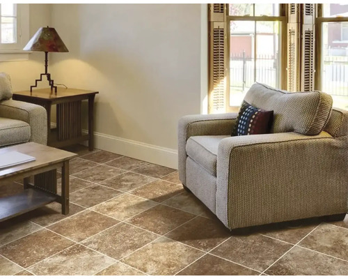 Cameră de zi cu pardoseală din gresie, fotoliu și lampă de masă pentru o atmosferă confortabilă.