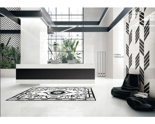 Interior cu podea cu gresie, recepție, locuri de ședere și elemente decorative pentru un design modern al spațiului.