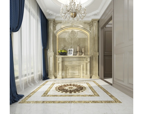 Interior elegant cu podea de marmură, șemineu decorativ, lustră de cristal și perdele