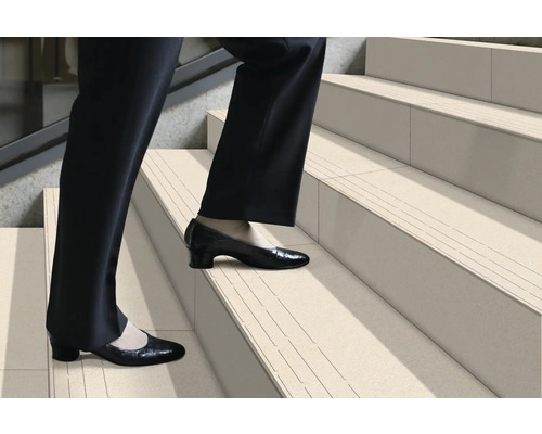 Persoană care urcă scări cu indicatoare de podea