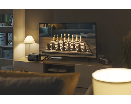 Living cu televizor și centrală electrică portabilă