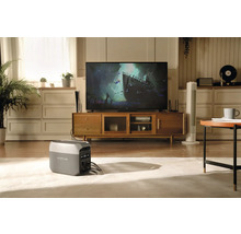 EcoFlow Powerstation într-o sufragerie cu un televizor