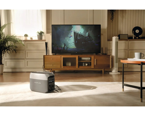 EcoFlow Powerstation într-o sufragerie cu un televizor