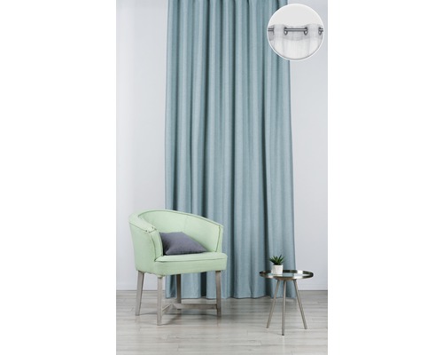 Imagine de interior cu draperie cu găici, fotoliu și măsuță laterală