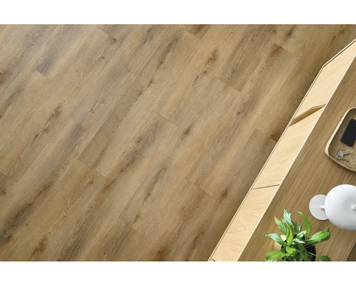 Pardoseală laminată deschisă la culoare într-o cameră de zi.