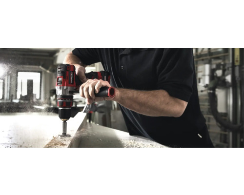 Un bărbat găurește o piesă de prelucrat cu o șurubelniță cu acumulator Einhell.