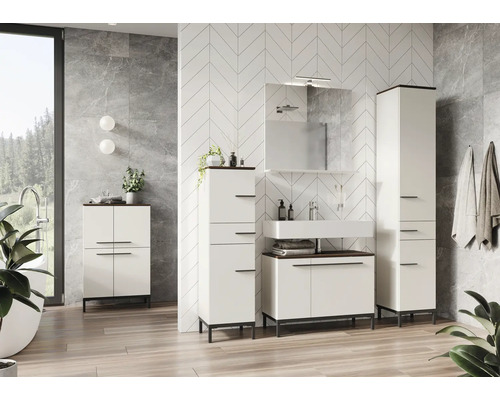 Set de baie modern cu lavoar, oglindă, dulap inferior și dulapuri înalte în alb și decor de lemn închis.
