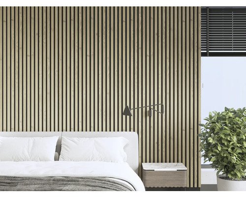 Dormitor cu panouri de perete din lemn, pat și plantă