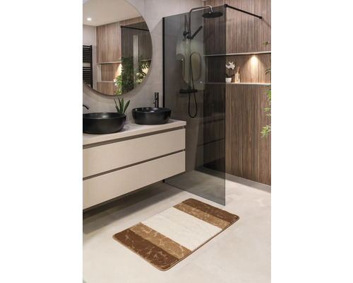 Baie modernă cu lavoar, duș și covor de baie