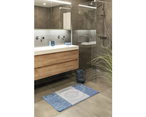 Baie modernă cu lavoar, dulap cu oglindă, duș și covor de baie